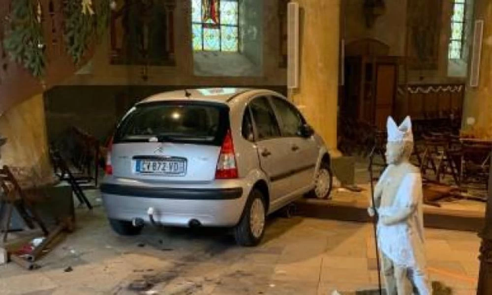 Γαλλία: 84χρονος οδηγός μπέρδεψε το γκάζι με το φρένο και βρέθηκε μέσα σε εκκλησία